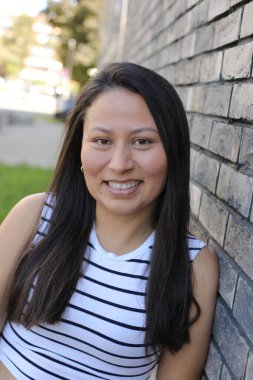 Mutlu genç İspanyol kadın açık havada