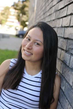 Mutlu genç İspanyol kadın açık havada