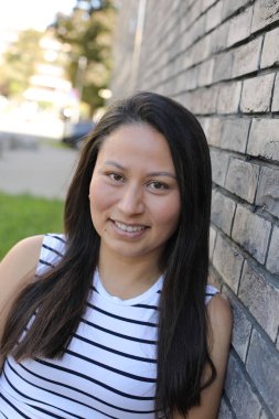 Mutlu genç İspanyol kadın açık havada