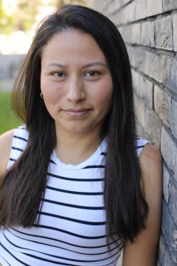 Mutlu genç İspanyol kadın açık havada