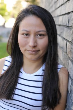 Mutlu genç İspanyol kadın açık havada