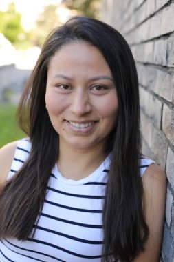 Mutlu genç İspanyol kadın açık havada