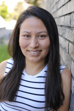 Mutlu genç İspanyol kadın açık havada