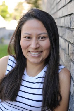 Mutlu genç İspanyol kadın açık havada