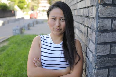 Mutlu genç İspanyol kadın açık havada