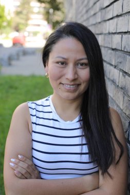 Mutlu genç İspanyol kadın açık havada