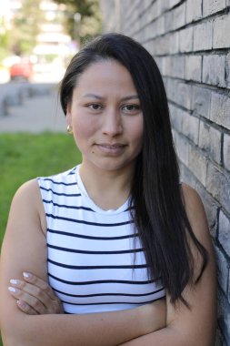 Mutlu genç İspanyol kadın açık havada