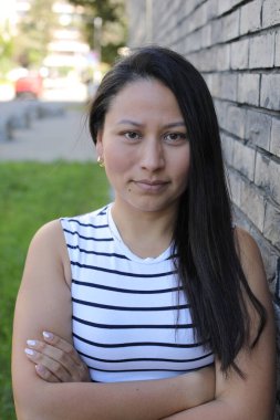 Mutlu genç İspanyol kadın açık havada