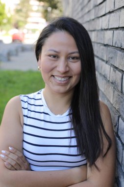 Mutlu genç İspanyol kadın açık havada