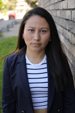 Mutlu genç İspanyol kadın açık havada