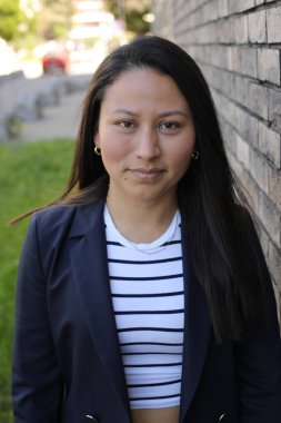 Mutlu genç İspanyol kadın açık havada