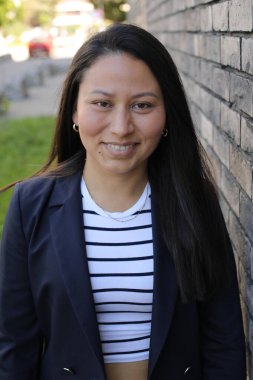 Mutlu genç İspanyol kadın açık havada