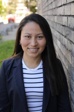 Mutlu genç İspanyol kadın açık havada