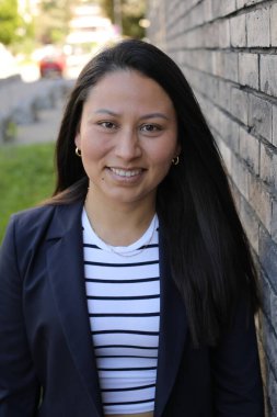 Mutlu genç İspanyol kadın açık havada