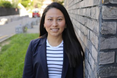 Mutlu genç İspanyol kadın açık havada