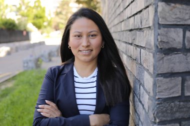 Mutlu genç İspanyol kadın açık havada