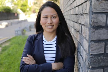 Mutlu genç İspanyol kadın açık havada