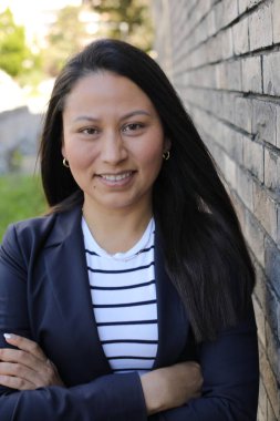 Mutlu genç İspanyol kadın açık havada