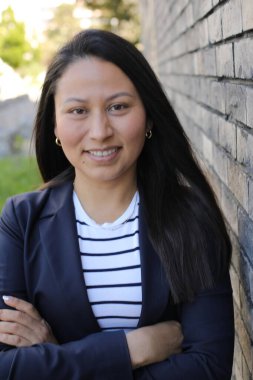 Mutlu genç İspanyol kadın açık havada