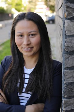 Mutlu genç İspanyol kadın açık havada