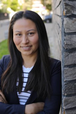 Mutlu genç İspanyol kadın açık havada