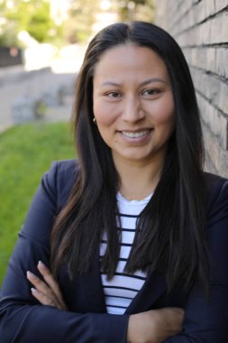 Mutlu genç İspanyol kadın açık havada