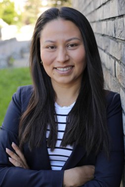 Mutlu genç İspanyol kadın açık havada