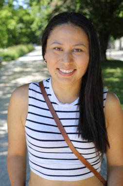 Açık havada güzel bir İspanyol kadının portresi.