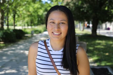 Açık havada güzel bir İspanyol kadının portresi.