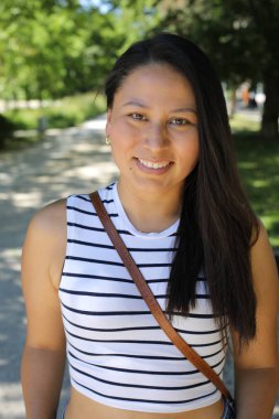 Açık havada güzel bir İspanyol kadının portresi.