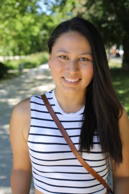 Açık havada güzel bir İspanyol kadının portresi.