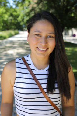 Açık havada güzel bir İspanyol kadının portresi.