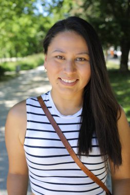 Açık havada güzel bir İspanyol kadının portresi.