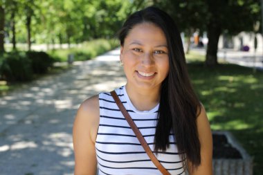 Açık havada güzel bir İspanyol kadının portresi.