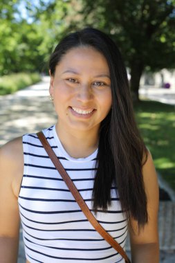 Açık havada güzel bir İspanyol kadının portresi.