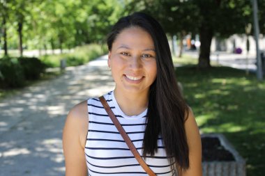 Açık havada güzel bir İspanyol kadının portresi.