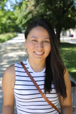 Açık havada güzel bir İspanyol kadının portresi.