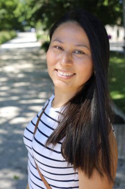 Açık havada güzel bir İspanyol kadının portresi.