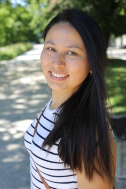 Açık havada güzel bir İspanyol kadının portresi.