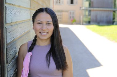 At kuyruklu genç İspanyol kadının portresi.