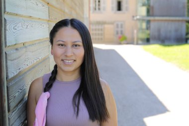 At kuyruklu genç İspanyol kadının portresi.