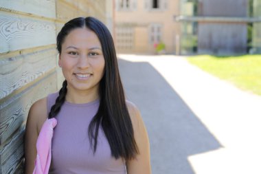 At kuyruklu genç İspanyol kadının portresi.