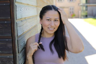 At kuyruklu genç İspanyol kadının portresi.