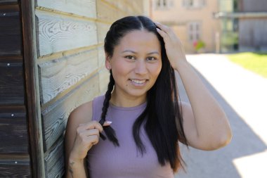 At kuyruklu genç İspanyol kadının portresi.