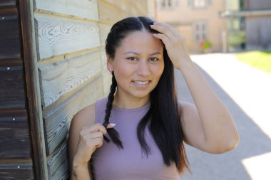 At kuyruklu genç İspanyol kadının portresi.