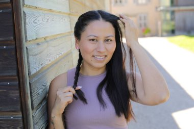 At kuyruklu genç İspanyol kadının portresi.