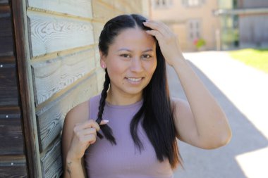 At kuyruklu genç İspanyol kadının portresi.