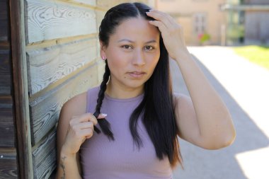 At kuyruklu genç İspanyol kadının portresi.