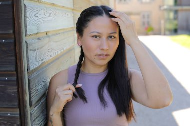 At kuyruklu genç İspanyol kadının portresi.