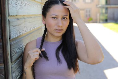 At kuyruklu genç İspanyol kadının portresi.